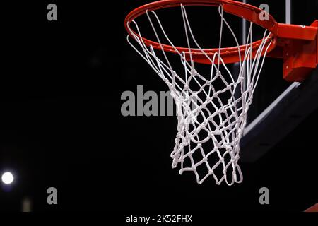 Details zur geringen Schärfentiefe (selektiver Fokus) mit einem Basketballfeld und Netz vor einem offiziellen Spiel. Stockfoto