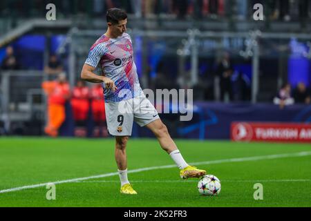 Mailand, Italien. 04. Oktober 2022. Robert Lewandowski vom FC Barcelona erwärmt sich während der UEFA Champions League 2022/23 Gruppenphase - Gruppe C Fußballspiel zwischen FC Internazionale und FC Barcelona im Giuseppe Meazza Stadium, Mailand, Italien am 04. Oktober 2022 Quelle: Independent Photo Agency/Alamy Live News Stockfoto