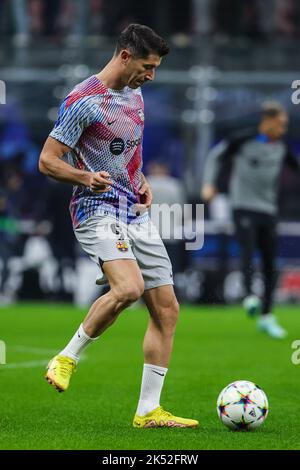 Mailand, Italien. 04. Oktober 2022. Robert Lewandowski vom FC Barcelona erwärmt sich während der UEFA Champions League 2022/23 Gruppenphase - Gruppe C Fußballspiel zwischen FC Internazionale und FC Barcelona im Giuseppe Meazza Stadium, Mailand, Italien am 04. Oktober 2022 Quelle: Independent Photo Agency/Alamy Live News Stockfoto