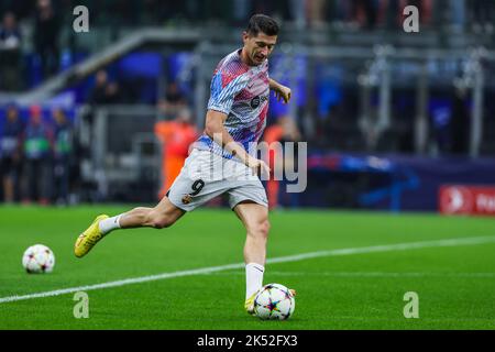 Mailand, Italien. 04. Oktober 2022. Robert Lewandowski vom FC Barcelona erwärmt sich während der UEFA Champions League 2022/23 Gruppenphase - Gruppe C Fußballspiel zwischen FC Internazionale und FC Barcelona im Giuseppe Meazza Stadium, Mailand, Italien am 04. Oktober 2022 Quelle: Independent Photo Agency/Alamy Live News Stockfoto