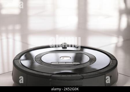 Roboter-Staubsauger auf gefliestem Boden in Nahaufnahme Stockfoto
