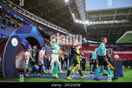 Leipzig, Deutschland. 05. Oktober 2022. Fußball: Champions League, Gruppenphase, Gruppe F, Matchday 3, RB Leipzig - Celtic. Die Teams laufen hinein. Quelle: Jan Woitas/dpa/Alamy Live News Stockfoto