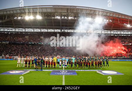 Leipzig, Deutschland. 05. Oktober 2022. Fußball: Champions League, Gruppenphase, Gruppe F, Matchday 3, RB Leipzig - Celtic. Die Teams laufen hinein. Quelle: Jan Woitas/dpa/Alamy Live News Stockfoto