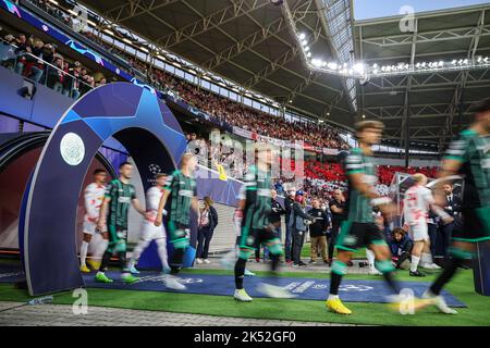 Leipzig, Deutschland. 05. Oktober 2022. Fußball: Champions League, Gruppenphase, Gruppe F, Matchday 3, RB Leipzig - Celtic. Die Teams laufen hinein. Quelle: Jan Woitas/dpa/Alamy Live News Stockfoto