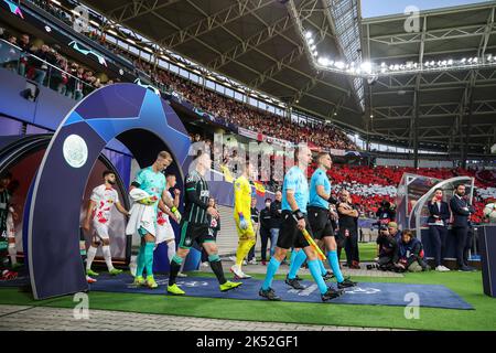 Leipzig, Deutschland. 05. Oktober 2022. Fußball: Champions League, Gruppenphase, Gruppe F, Matchday 3, RB Leipzig - Celtic. Die Teams laufen hinein. Quelle: Jan Woitas/dpa/Alamy Live News Stockfoto