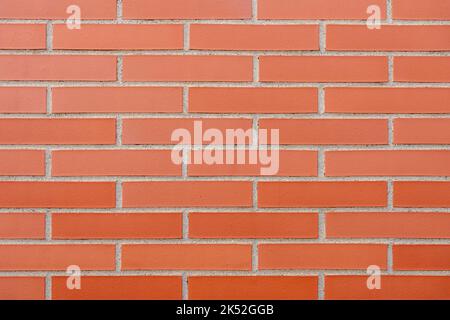Rote Backsteinmauer mit verfallener Struktur. Stockfoto