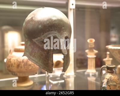 Griechischer Helm vom korinthischen Typ, ausgestellt im British Museum, London, UK Stockfoto