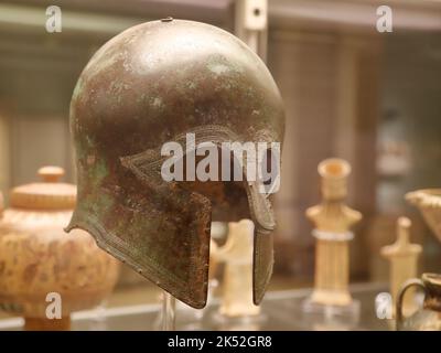 Griechischer Helm vom korinthischen Typ, ausgestellt im British Museum, London, UK Stockfoto