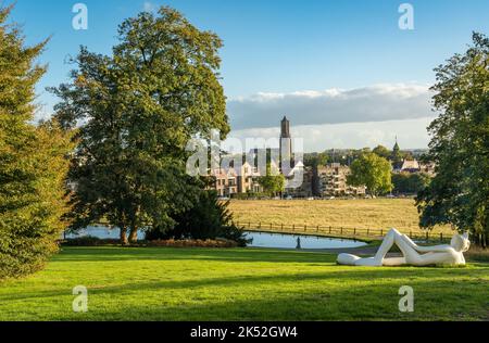 Arnhem, Provinz Gelderland, Niederlande, 02.10.2022, Park Sonsbeek in Arnheim mit Blick auf die St. Eusebius Kirche, das größte Wahrzeichen der Stadt Stockfoto