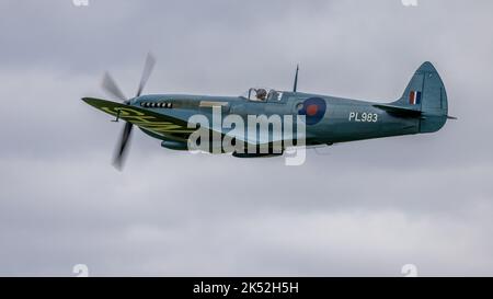 Supermarine Spitfire PL983 „Thank U NHS“ tritt auf der Race Day Airshow in Shuttleworth am 2.. Oktober 2022 auf Stockfoto