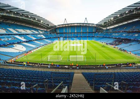 Gesamtansicht des Etihad Stadions während des UEFA Champions League Group G-Spiels zwischen Manchester City und dem FC Kopenhagen im Etihad Stadium, Manchester, am Mittwoch, 5.. Oktober 2022. (Kredit: Mike Morese | MI News) Kredit: MI News & Sport /Alamy Live News Stockfoto