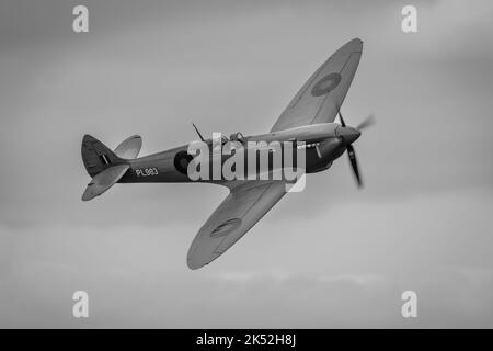 Supermarine Spitfire PL983 „Thank U NHS“ tritt auf der Race Day Airshow in Shuttleworth am 2.. Oktober 2022 auf Stockfoto