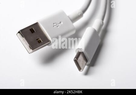 Weißes USB-Ladekabel Typ C auf weißem Hintergrund Stockfoto