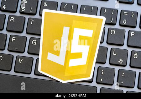 JS, JavaScript Programmiersprache Logo auf einer modernen Computer-Tastatur, niemand. Web-Entwicklung, Browser-Skripte, Web-Page-Scripting-Sicherheit c Stockfoto