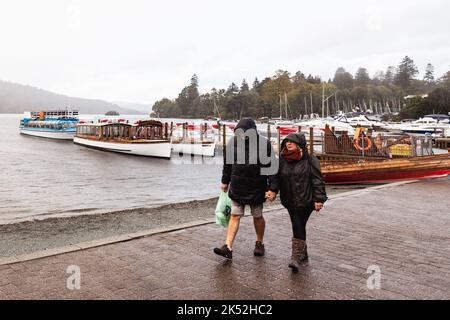 Lake Windermere Cumbria 5. Oktober 2022 .UK Wetter Schwere Duschen Bowness on Windermere Credit: Gordon Shoosmith/Alamy Live News Stockfoto