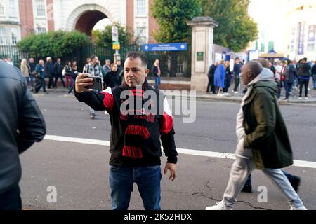 Ein AC Mailand-Fan macht vor dem Eingang zum Boden ein Selfie vor dem Spiel der UEFA Champions League Group E in Stamford Bridge, London. Bilddatum: Mittwoch, 5. Oktober 2022. Stockfoto