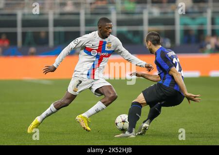 Mailand, Italien. 04. Oktober 2022. Italien, Mailand, 4 2022. oktober: Ousmane Dembelè (stürmer des fc Barcelona) dribbelt in der zweiten Halbzeit während des Fußballspiels FC INTER gegen FC BARCELONA, UCL 2022-2023 Gruppe C matchday3 San Siro Stadion (Foto von Fabrizio Andrea Bertani/Pacific Press) Quelle: Pacific Press Media Production Corp./Alamy Live News Stockfoto