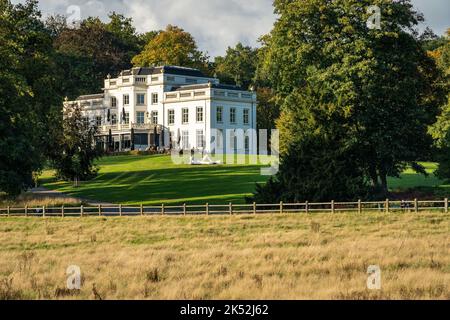 Arnhem, Provinz Gelderland, Niederlande, 02.10.2022, Weiße Villa im Sonsbeek Park in Arnhem Stockfoto