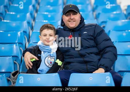 Manchester City-Fans beim UEFA Champions League Group G-Spiel zwischen Manchester City und dem FC Kopenhagen im Etihad Stadium, Manchester, am Mittwoch, den 5.. Oktober 2022. (Kredit: Mike Morese | MI News) Kredit: MI News & Sport /Alamy Live News Stockfoto