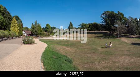 Panoramablick auf das Calverley Grounds (in diesem Teil findet das Tunbridge Wells Puppetry Festival statt), Royal Tunbridge Wells, Kent, Großbritannien. Stockfoto