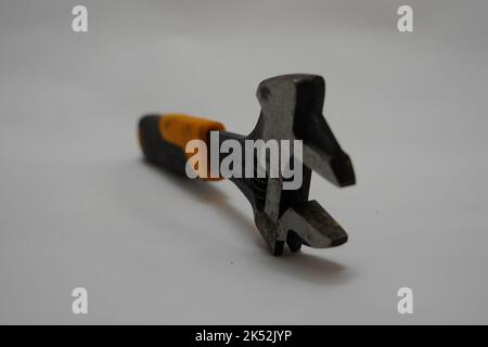 Schraubenschlüsselwerkzeug auf weißem Hintergrund isoliert. Alter, alter, verstellbarer Schraubenschlüssel isoliert auf weißem Hintergrund Stockfoto