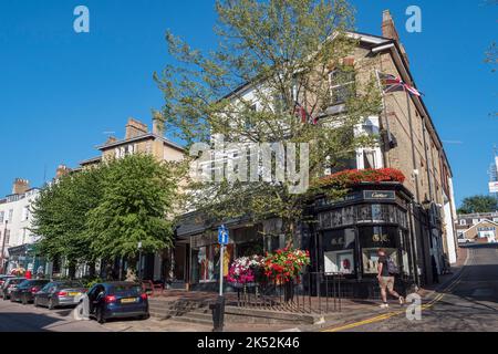 Allgemeine Ansicht der Geschäfte auf der High Street in Royal Tunbridge Wells, Kent, Großbritannien. Stockfoto