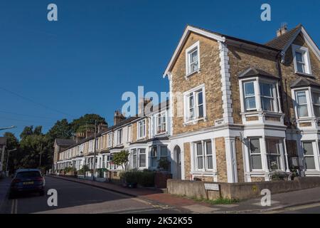 Allgemeine Ansicht von terrassenförmigen Immobilien auf Mountfield Road, Royal Tunbridge Wells, Kent, UK. Stockfoto