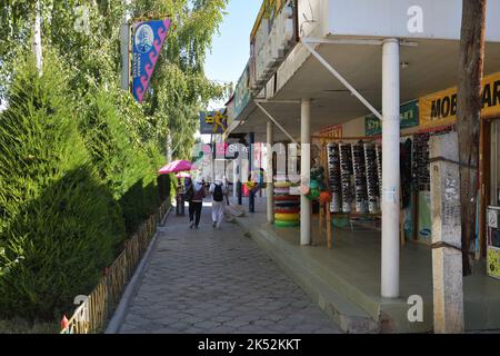 Cholpon-ATA, Kirgisistan - 17. September 2022: Straßenszene in Cholpon-ATA. Cholpon-ATA ist ein Ferienort am Nordufer des Issyk-Kul-Sees in wi Stockfoto