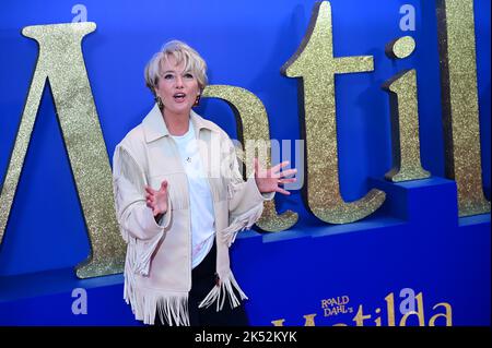 London, UK , 05/10/2022, Emma Thompson kommt zu den Darstellern und Filmemacher besuchen die Pressekonferenz des BFI London Film Festival für Roald Dahls Matilda The Musical, veröffentlicht von Sony Picters in Kinos in ganz Großbritannien und Irland vom 25.. November - 5.. Oktober 2022, London, UK. Stockfoto