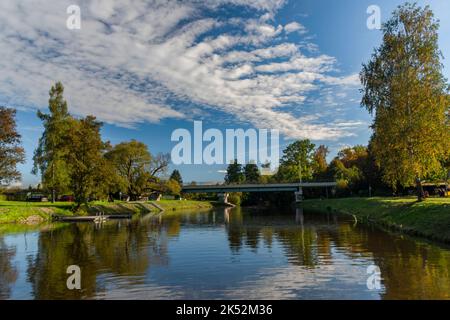 Malse Fluss im Herbst sonnig heißen Nachmittag in Ceske Budejovice Großstadt Stockfoto