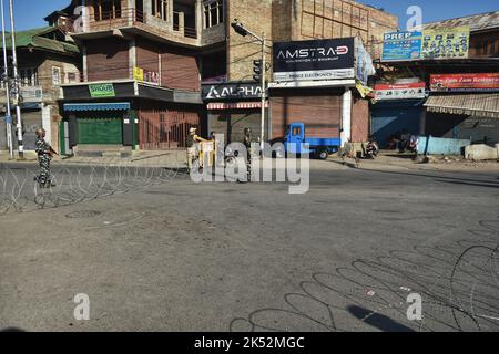 Srinagar, Indien. 05. Oktober 2022. Während des dreitägigen Besuchs von HM Amit Shah in Jammu und Kaschmir besuchte Amit Shah Gurudwara Chati Patshahi in Rainshahi. (Foto: Mubashir Hassan/Pacific Press) Quelle: Pacific Press Media Production Corp./Alamy Live News Stockfoto