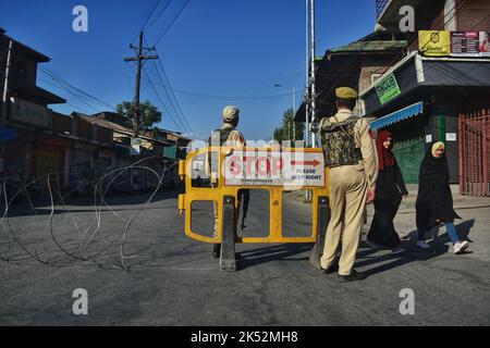 Srinagar, Indien. 05. Oktober 2022. Während des dreitägigen Besuchs von HM Amit Shah in Jammu und Kaschmir besuchte Amit Shah Gurudwara Chati Patshahi in Rainshahi. (Foto: Mubashir Hassan/Pacific Press) Quelle: Pacific Press Media Production Corp./Alamy Live News Stockfoto