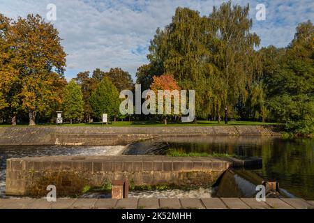 Malse Fluss im Herbst sonnig heißen Nachmittag in Ceske Budejovice Großstadt Stockfoto