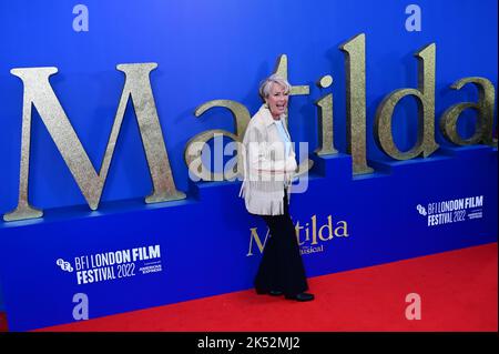 London, UK , 05/10/2022, Emma Thompson kommt zu den Darstellern und Filmemacher besuchen die Pressekonferenz des BFI London Film Festival für Roald Dahls Matilda The Musical, veröffentlicht von Sony Picters in Kinos in ganz Großbritannien und Irland vom 25.. November - 5.. Oktober 2022, London, UK. Stockfoto