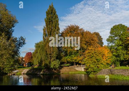 Malse Fluss im Herbst sonnig heißen Nachmittag in Ceske Budejovice Großstadt Stockfoto