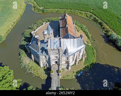 Frankreich, Pas de Calais, Tilques, Chateau d'Ecou, antike Festung im Audomarois-Sumpf (Luftaufnahme) Stockfoto