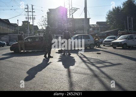 Srinagar, Indien. 05. Oktober 2022. Während des dreitägigen Besuchs von HM Amit Shah in Jammu und Kaschmir besuchte Amit Shah Gurudwara Chati Patshahi in Rainshahi. (Foto: Mubashir Hassan/Pacific Press) Quelle: Pacific Press Media Production Corp./Alamy Live News Stockfoto