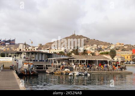 Kap Verde, San Vincente Island, Mindelo, schwimmende Bar am Yachthafen Stockfoto