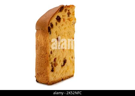 Panettone Slice: Traditioneller italienischer Weihnachtskuchen aus Mailand, isoliert auf weißem Schneideweg Stockfoto