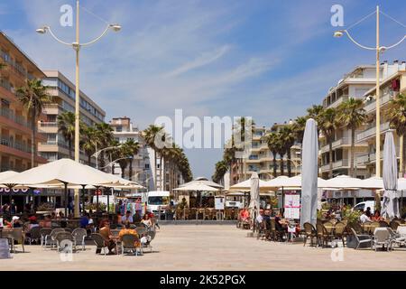 Frankreich, Pyrenees Orientales, Canet en Roussillon, Canet Plage, Place de la Méditerranée, Touristen-Café-Restaurants Stockfoto