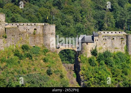 Belgien, Provinz Luxemburg, Schloss Bouillon mit Blick auf die Stadt und den Fluss Semois Stockfoto