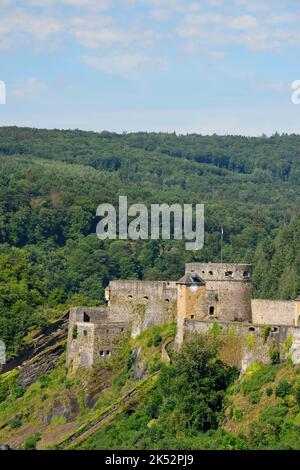 Belgien, Provinz Luxemburg, Schloss Bouillon mit Blick auf die Stadt und den Fluss Semois Stockfoto