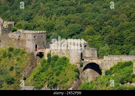 Belgien, Provinz Luxemburg, Schloss Bouillon mit Blick auf die Stadt und den Fluss Semois Stockfoto