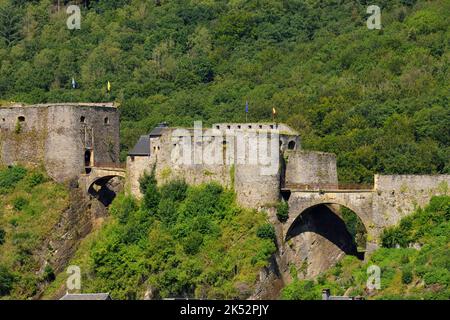 Belgien, Provinz Luxemburg, Schloss Bouillon mit Blick auf die Stadt und den Fluss Semois Stockfoto