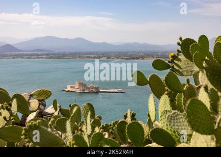 Griechenland, Peloponnes, Argolis, Nauplia, Argolischer Golf, Blick auf das Schloss Bourtzi Stockfoto