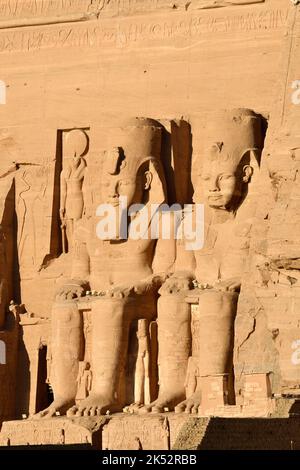 Ägypten, Oberägypten, Nubia, Abu Simbel, von der UNESCO zum Weltkulturerbe erklärt, der große Tempel, der als Rameses II Tempel bekannt ist, zwei der vier kolossalen Repre Stockfoto