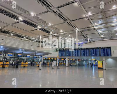 MÜNCHEN, DEUTSCHLAND - 12. SEPTEMBER 2022: Flugplan, Abflugbereich am flughafen münchen Stockfoto