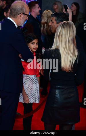 London, UK , 05/10/2022, Rishi Sunak und Tochter Anoushka Sunak kommen zu den Darstellern und Filmemacher nehmen an der Pressekonferenz des BFI London Film Festival für Roald Dahls Matilda The Musical Teil, die von Sony Picters in Kinos in ganz Großbritannien und Irland vom 25.. November bis 5.. Oktober 2022 in London, Großbritannien, veröffentlicht wurde. Stockfoto