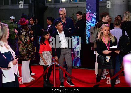 London, UK , 05/10/2022, Rishi Sunak und Tochter Anoushka Sunak kommen zu den Darstellern und Filmemacher nehmen an der Pressekonferenz des BFI London Film Festival für Roald Dahls Matilda The Musical Teil, die von Sony Picters in Kinos in ganz Großbritannien und Irland vom 25.. November bis 5.. Oktober 2022 in London, Großbritannien, veröffentlicht wurde. Stockfoto