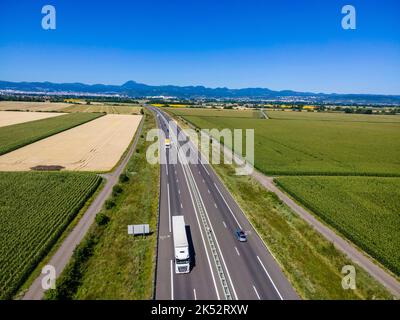 France, Puy de Dome, Cormède, A89 Autobahn nähert sich Clermont-Ferrand (Luftaufnahme) Stockfoto